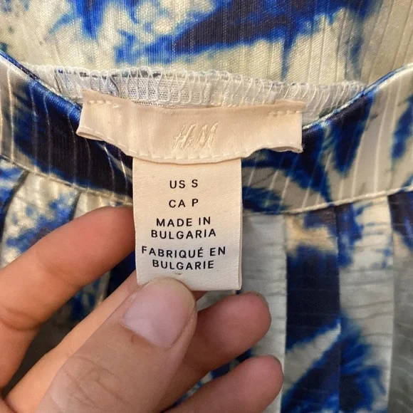 H&M, Beautiful Pleated Sleeveless Cropped Blue Sunburst Blouse, Size S - Picture 2 of 7